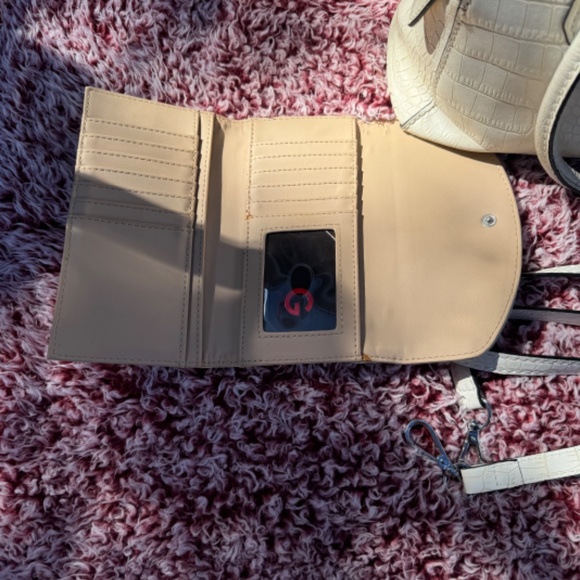 Guess set - Picture 3 of 4